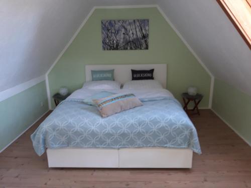 ein Schlafzimmer mit einem Bett im Dachgeschoss in der Unterkunft Villa Sonja in Kurort Altenberg
