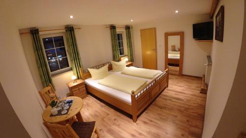 Een bed of bedden in een kamer bij Hotel Almrausch
