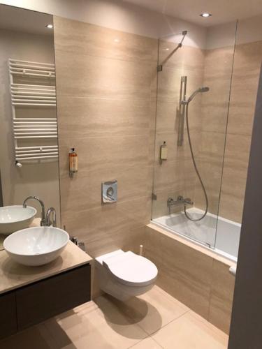 uma casa de banho com um lavatório, um WC e um chuveiro em Luxury Apartments in Platinium Towers em Varsóvia