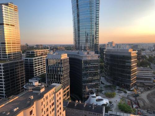 uma vista aérea de uma cidade com edifícios altos em Luxury Apartments in Platinium Towers em Varsóvia
