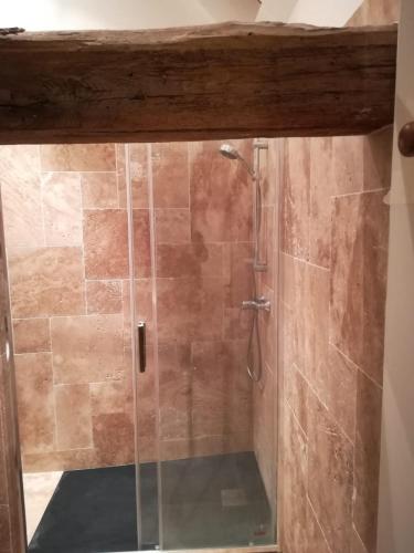 une douche avec une porte vitrée dans une salle de bain dans l'établissement Duplex avec terrasse lumineux proche vieux bassin, à Honfleur