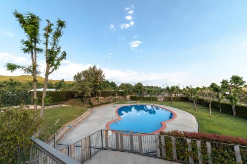 vista para uma piscina num resort em Bungalows - Càmping El Solsonès em Solsona