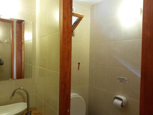 
a bathroom with a shower, toilet and sink at Rocas Amarillas in Valle Grande
