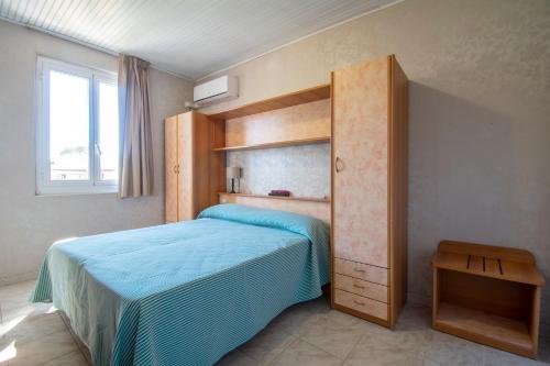sypialnia z łóżkiem i drewnianą szafką w obiekcie Hotel Villa Giada w mieście Marina di Massa