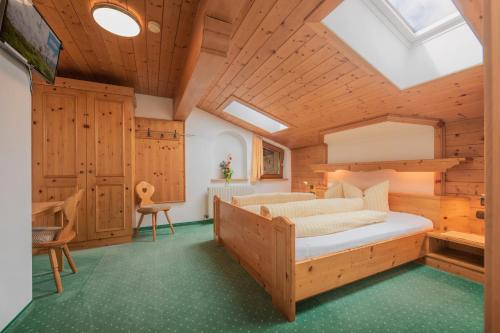 A bed or beds in a room at Haus Rosmarie