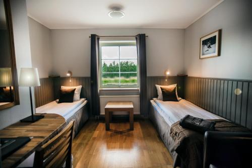 Cette petite chambre comprend 2 lits et une fenêtre. dans l'établissement Eriks Villa, à Funäsdalen