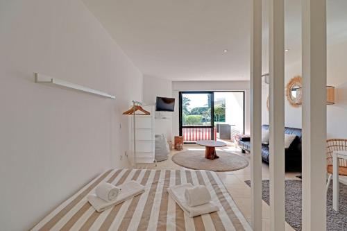 um quarto branco com uma cama e uma sala de estar em Quinta do Lago Victory Village with Pool by Homing na Quinta do Lago