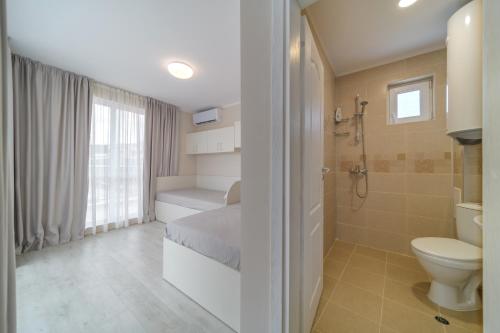 y baño con cama, aseo y ducha. en Vinnie View, en Varna