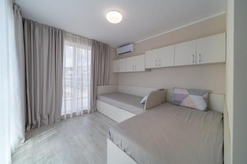 Un dormitorio pequeño con una cama y una ventana. en Vinnie View, en Varna