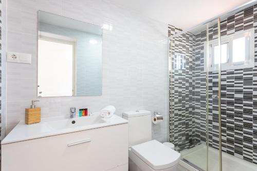 Kúpeľňa v ubytovaní Higuerón Rental Playa Cuesta