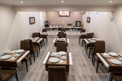 a dining room with wooden tables and chairs at Dinya Lisbon Hotel in Lisbon