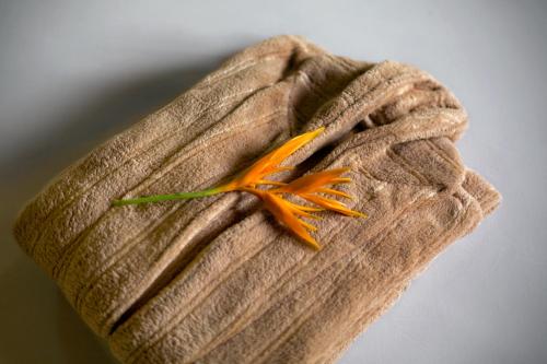 an orange flower sitting on top of a towel at Dunia Hôtel Bissau in Bissau