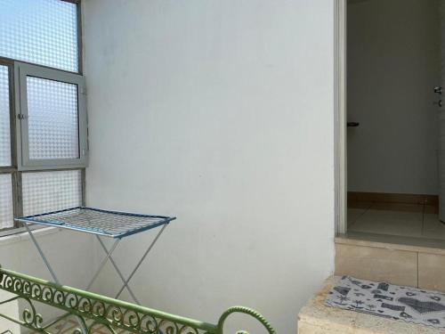 Habitación con mesa, ventana y banco en Le cinque perle en Francavilla Fontana