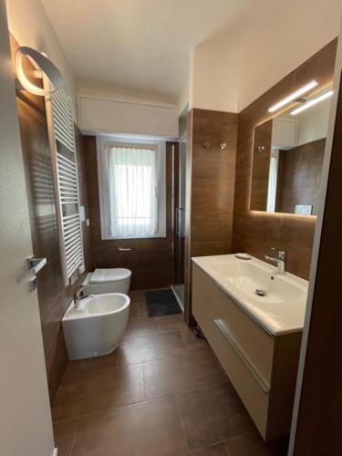 a bathroom with a sink and a tub and a toilet at Casa Plauto SUITE senza cucina without kichen in Bellaria-Igea Marina