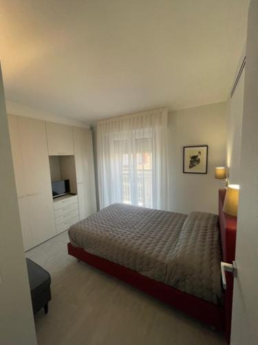 um quarto com uma cama e uma janela em Casa Plauto SUITE senza cucina without kichen em Bellaria-Igea Marina