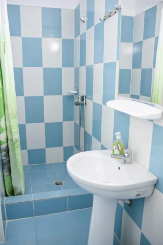 a bathroom with a sink and a mirror at Vila Cata Costinesti in Costinesti