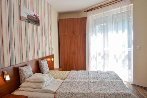 Ένα ή περισσότερα κρεβάτια σε δωμάτιο στο Apartman Ottó