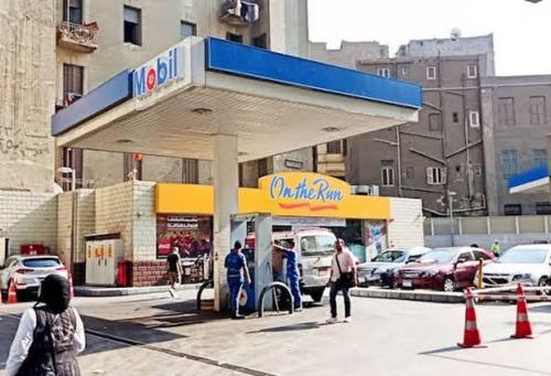 eine Tankstelle mit Leuten, die draußen stehen in der Unterkunft My place agata Hostel in Kairo