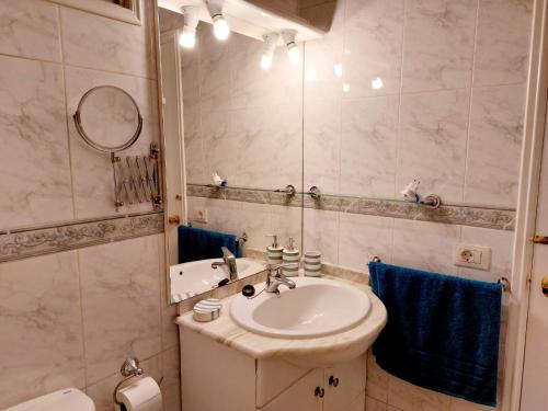 Bathroom sa FIRST LINE Villa Floor Apartment with amazing sea view Air Conditioned just 50m from the beach