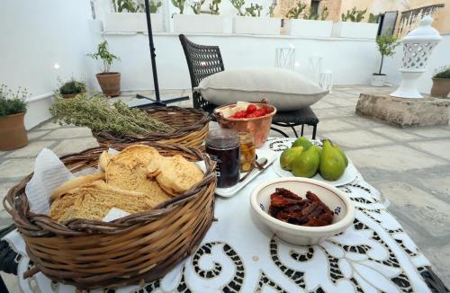 カザラーノにあるPalazzo Sansonettiの食卓(パンのバスケット、食べ物の入った器付)