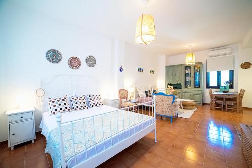 um quarto com uma cama e uma sala de estar em Natasha's Nest in Ilha de Rhodes