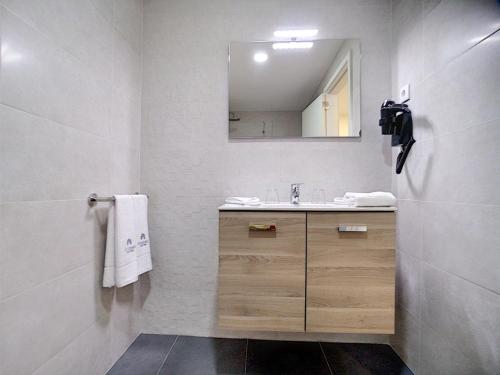 CFS Azores Guest House في بونتا ديلغادا: حمام مع حوض ومرآة