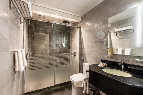 Ett badrum på Verdun Suites