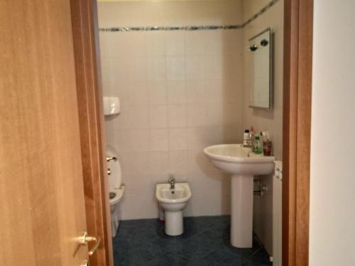 ein Bad mit einem Waschbecken und einem WC in der Unterkunft appartamento panoramico in Perugia