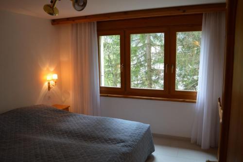 - une chambre avec un lit et une fenêtre dans l'établissement Ferienwohnung Runca, à Flims