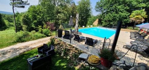 Πισίνα στο ή κοντά στο gîte le nieudegat chambre et table d'hôte piscine climatisation proche de Sarlat au coeur de la nature