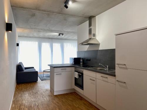 una cucina con lavandino e piano cottura forno superiore di City Apartments Kaiserslautern a Kaiserslautern