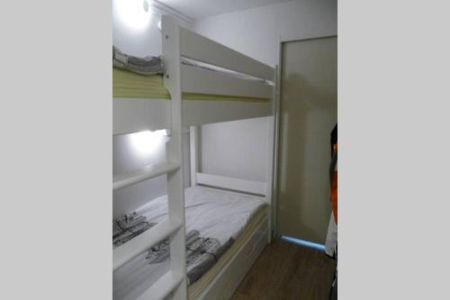 Krevet ili kreveti na kat u jedinici u objektu Saint-Lary-Soulan 1700, calme, ski, vtt et rando