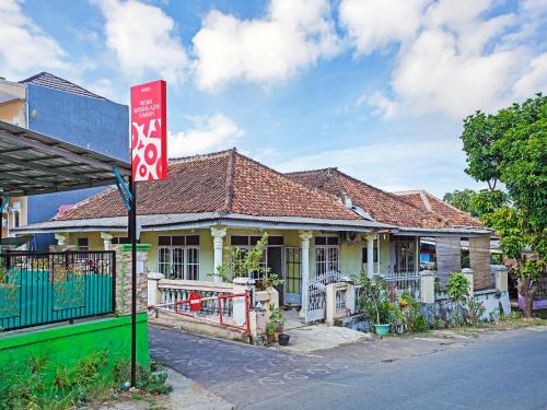 a house with a sign in front of it at OYO 90416 Wisma Wayang Ajen Syariah in Subang