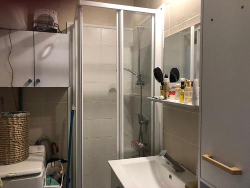 ein Bad mit einer Dusche, einem Waschbecken und einem WC in der Unterkunft Grau du Roi - Rive droite - Plage du Boucanet in Le Grau-du-Roi
