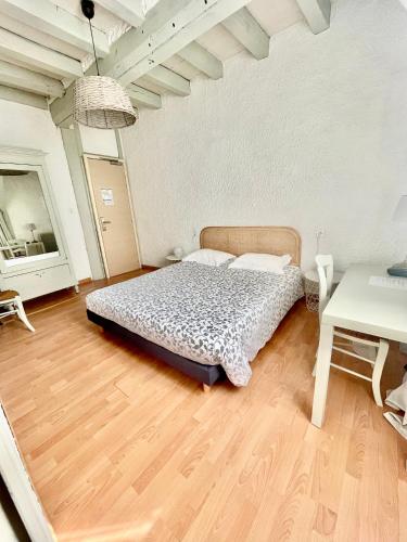 Ένα ή περισσότερα κρεβάτια σε δωμάτιο στο Hôtel et RESTAURANT traditionnel L' Escalandes