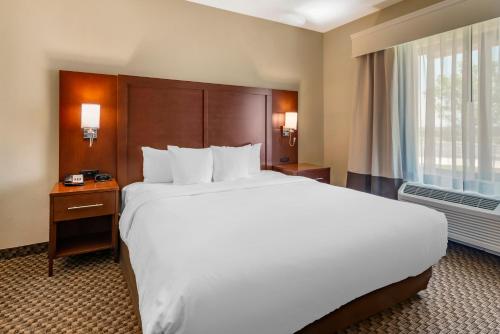 a large white bed in a hotel room at Comfort Suites Broomfield-Boulder-Interlocken in Broomfield
