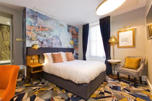Ein Bett oder Betten in einem Zimmer der Unterkunft Keavan's Port Hotel, Dublin