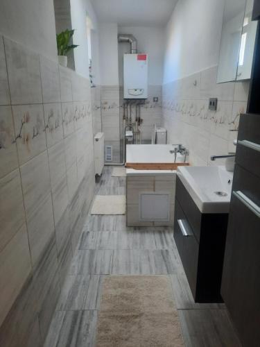 bagno con lavandino, servizi igienici e lavandino di Apartmán Sandra a Valtice