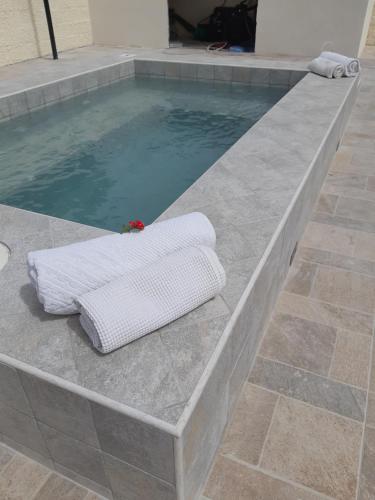 una piscina con due asciugamani sopra di Fronte Mare ad Avola