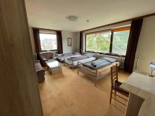 a living room with couches and a couch and windows at Schöne einfache Ferienwohnung mitten in Oldenburg in Oldenburg