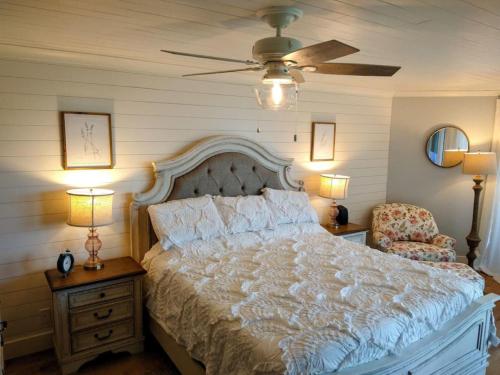 En eller flere senge i et værelse på Hibiscus Oceanfront Resort
