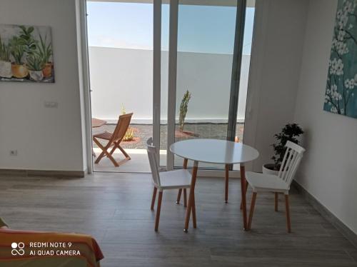 a dining room with a table and chairs at Precioso apartamento con terraza en Teguise in Teguise