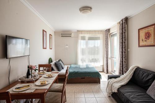 Postel nebo postele na pokoji v ubytování Lakeside Family Apartment
