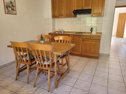 Kuchyň nebo kuchyňský kout v ubytování Anic Apartments Stanići