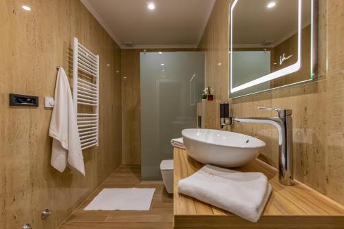 Een badkamer bij Villa Marassi with Heated Pool, Hot Tub and Sauna