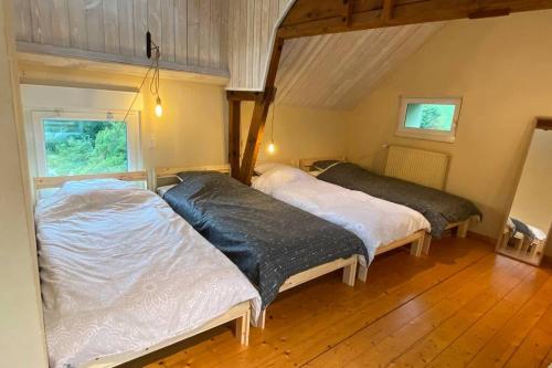 En eller flere senge i et værelse på Ancien Moulin rénové à neuf pour 20 personnes sur les rives du Trieux