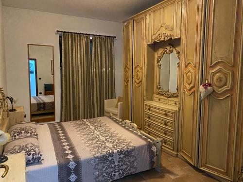 um quarto com uma cama, uma cómoda e um espelho em Liivv house appartament em Gravedona
