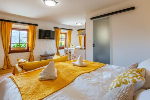 ein Schlafzimmer mit einem großen Bett mit Handtüchern darauf in der Unterkunft Frida's Old House in Bled