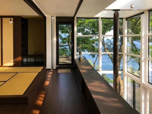 Habitación con ventanas grandes y vistas al agua. en Izu Cliff House - Vacation STAY 29217v, en Ihama