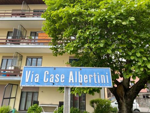 una señal de la calle azul frente a un edificio en Rustico San Giorgio: Losone, en Losone